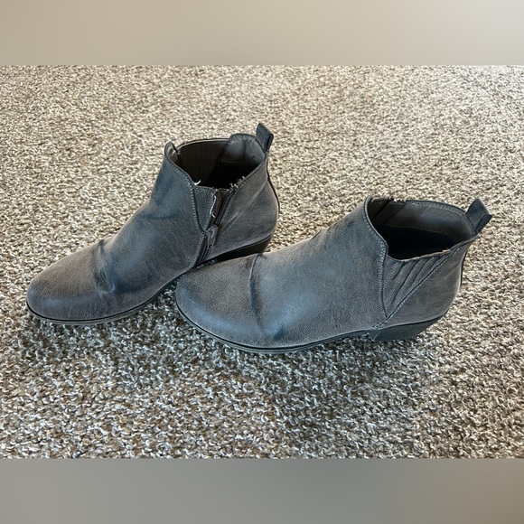 ‼️SOLD‼️ Women’s Ankle Boots size 8M - Picture 3 of 4